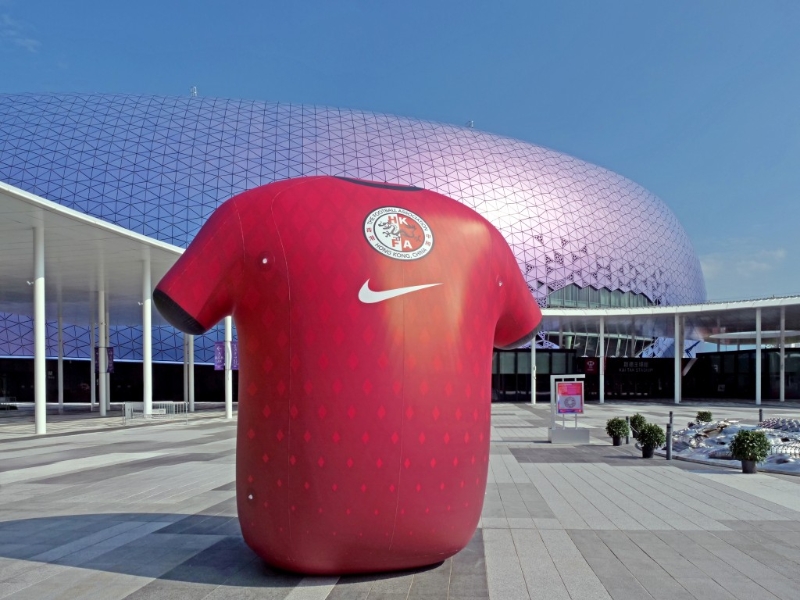 提早到场的球迷，可前往中央广场跟&ldquo;期间限定&rdquo;的巨型港队吹气球衣，在主场前&ldquo;打卡&rdquo;。