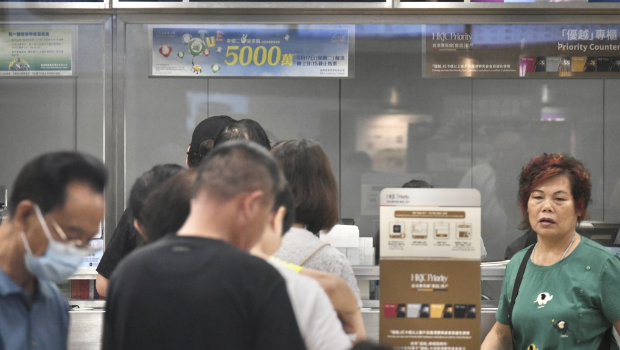 市民到投注站买个希望。