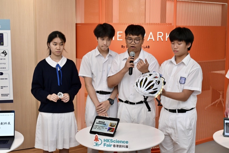 十八乡乡事委员会公益社中学同学设计的&ldquo;夜骑光盾&rdquo;单车头盔，具备夜间照明、刹车警示及转向提示系统三大功能。