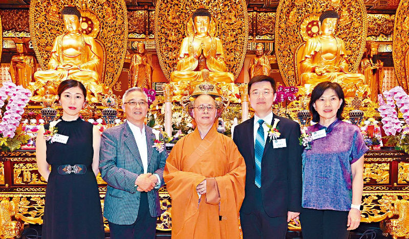 左起：星岛新闻集团广告及业务发展执行副总经理苏美芳、宝莲禅寺执行委员会成员李演政、宝莲禅寺方丈净因大和尚、中央政府驻港联络办协调部宗教处副处长任蓓、香港园艺学会会长徐荷芬在开幕礼上大合照。