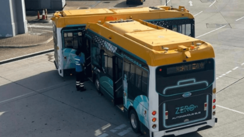 昨日（22日）下午4时许，两辆用以接载机场员工的无人驾驶巴士，于禁区内发生碰撞。