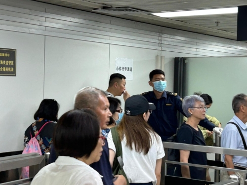 罗湖口岸将大小行李分开进行安检，有效分流旅客。星岛记者摄